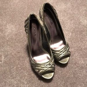 ICora silver snake print peep toe pump